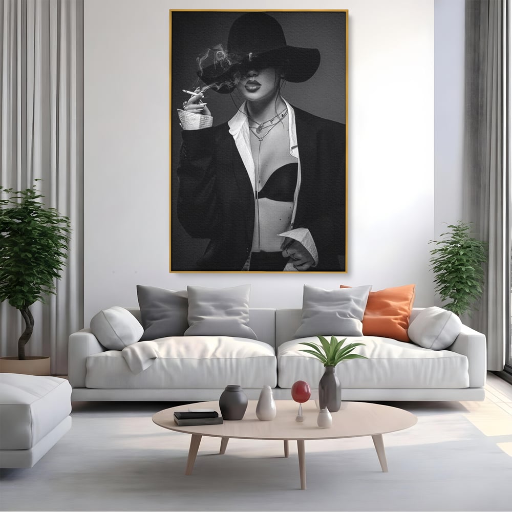 Tablou canvas cu tablou canvas cu femeie fumand sub palarie, in rama de aluminiu auriu, pe perete intr-un living